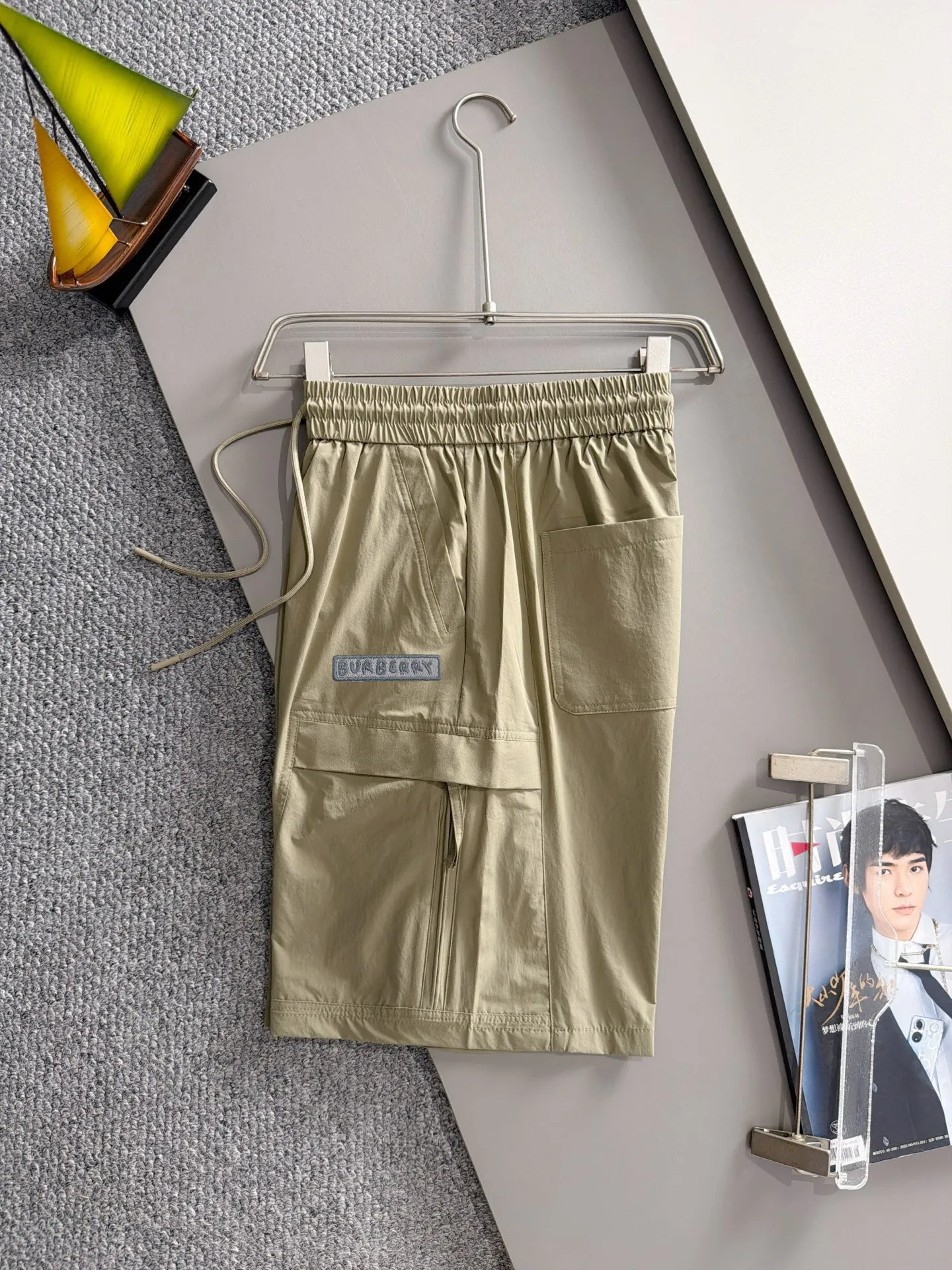 Burberry's 2026 spring and summer New Arrival elasticated casual shorts, made from counter-customized fabrics, Breathable, high comfort, impeccable details, brand element design concept, reflecting high quality. It feels delicate and soft! It presents a casual cut and the upper body shape is great! Sizes:M-4XL